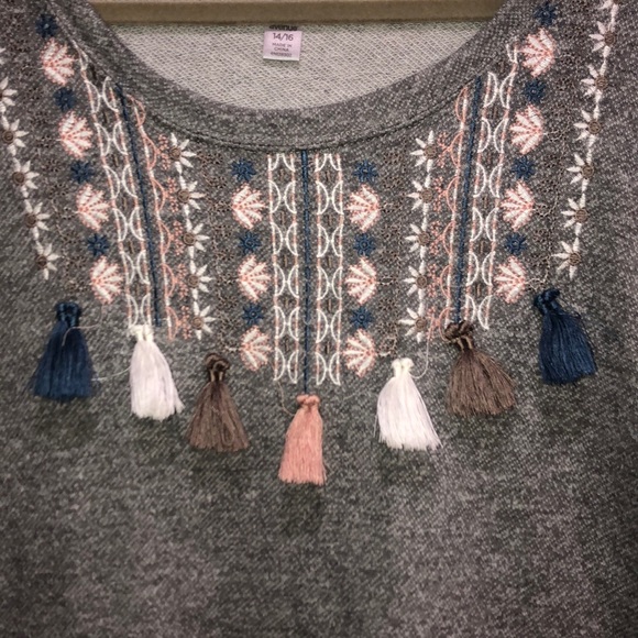 Avenue gray southwestern tassel top size 14/16 - Picture 2 of 6